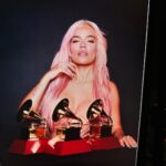 KAROL G Instagram - AOTY 🥹✨ NO PUEDO CREER QUE TENEMOS EL ÁLBUM DEL AÑO y otros dos Grammys Más ✨🌹 Nadie nunca en realidad sabrá cuánto significa este álbum para mi, el trabajo y el amor que hay detrás de su creación y las cosas tan lindas que le ha traído a mi vida y a mi corazón … Definitivamente mi Mañana ha sido MUY bonitooo🌈🤍 Gracias Dios y GRACiassS a todos por tanto amor hpppp Salud 😩🥂!!!!!!
