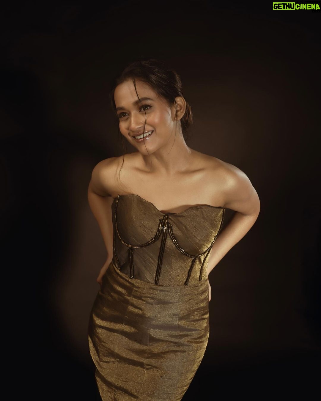 Kaavya Arivumani Instagram - New Year, new beginnings! ✨🖤 #kaavya# shot by @imthefashionfellow Styled by @indu_ig M & H @kaviyaartistry_off @sweh_artistry @achusai_artistry Wearing @yaradesigners Assisted @_rd_styles_