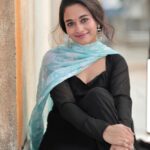 Kaavya Arivumani Instagram - Raw pictures 💙 #nofilter #insta @prismatic_photography_7 ✨ @_gina_couture outfit 😌❤️