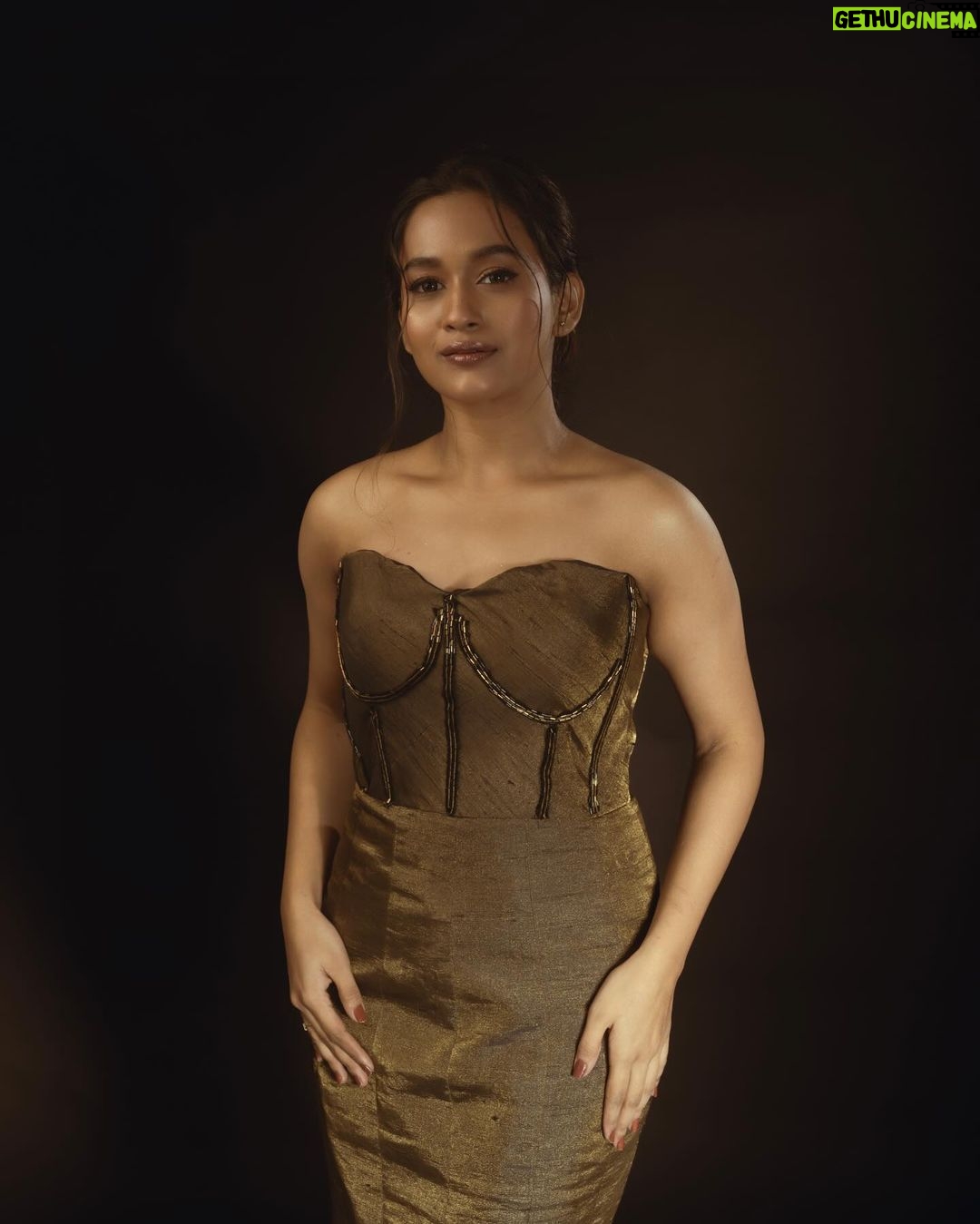Kaavya Arivumani Instagram - New Year, new beginnings! ✨🖤 #kaavya# shot by @imthefashionfellow Styled by @indu_ig M & H @kaviyaartistry_off @sweh_artistry @achusai_artistry Wearing @yaradesigners Assisted @_rd_styles_