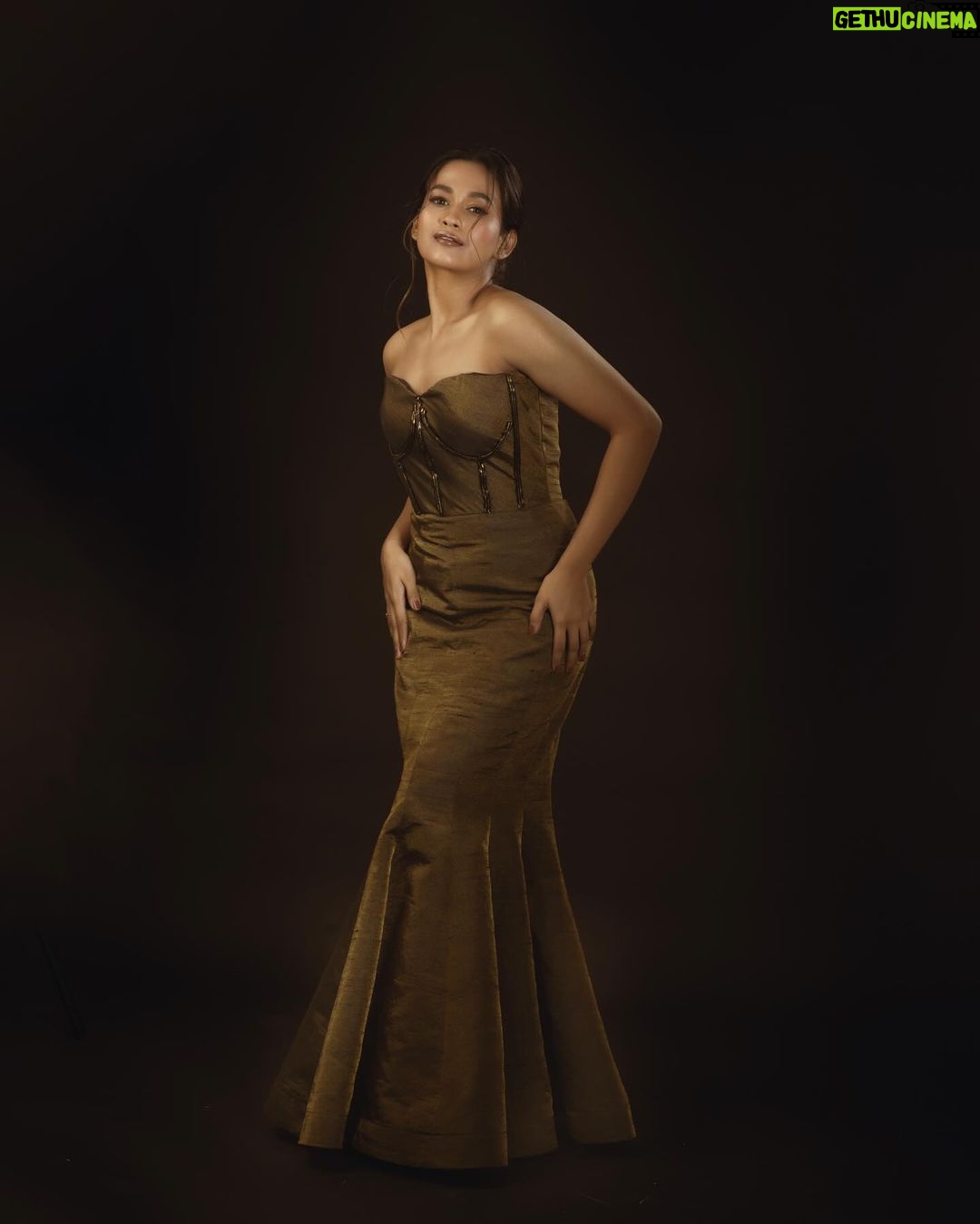 Kaavya Arivumani Instagram - New Year, new beginnings! ✨🖤 #kaavya# shot by @imthefashionfellow Styled by @indu_ig M & H @kaviyaartistry_off @sweh_artistry @achusai_artistry Wearing @yaradesigners Assisted @_rd_styles_