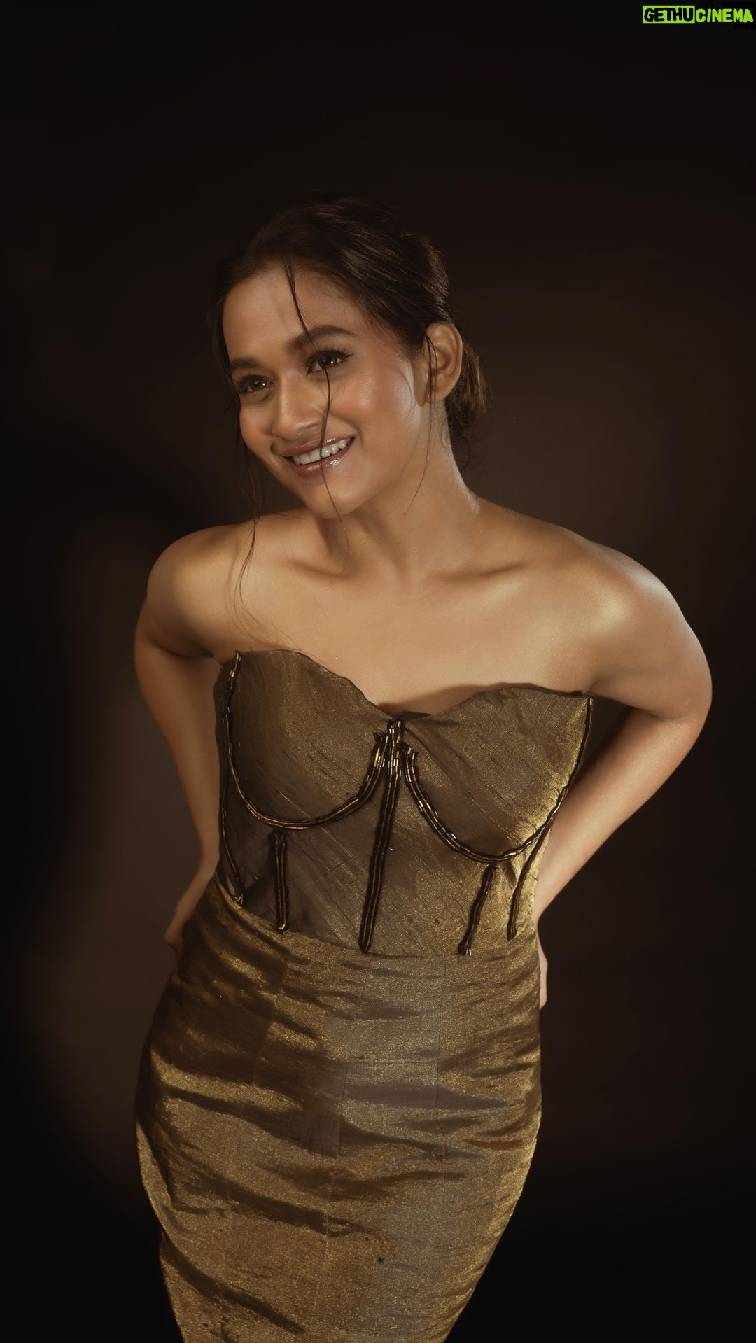 Kaavya Arivumani Instagram - New Year, new beginnings! ✨🖤 #kaavya# shot by @imthefashionfellow Styled by @indu_ig M & H @kaviyaartistry_off @sweh_artistry @achusai_artistry Wearing @yaradesigners Assisted @_rd_styles_