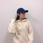 Kaho Mizutani Instagram - 💚 グッズ着てみたよ♡ ワンポイントのハートがかわいいパーカーと 誰でも似合うnavyキャップ🧢 みんなお揃いにしてね☺️