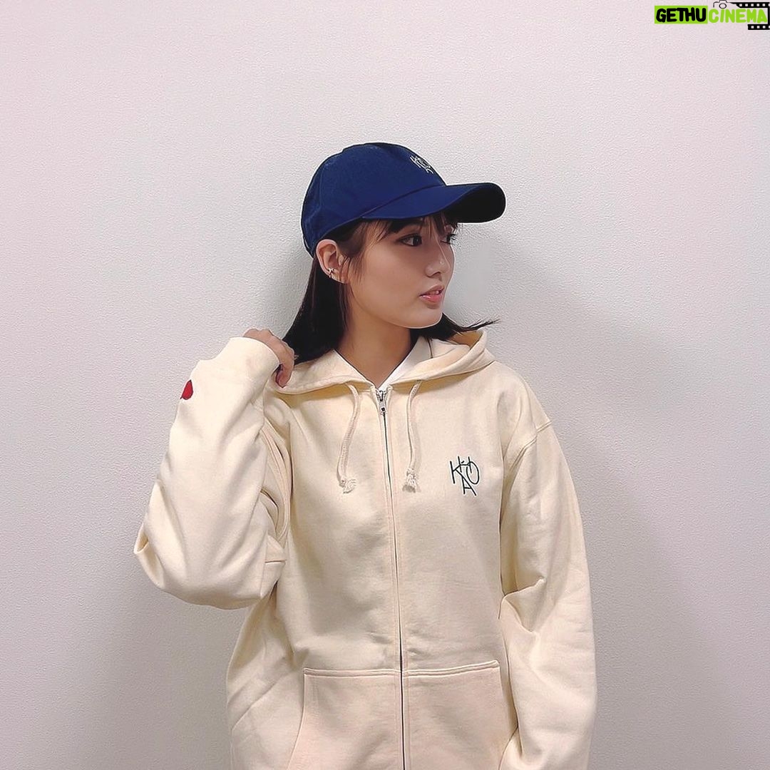 Kaho Mizutani Instagram - 💚 グッズ着てみたよ♡ ワンポイントのハートがかわいいパーカーと 誰でも似合うnavyキャップ🧢 みんなお揃いにしてね☺️