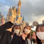 Kaho Mizutani Instagram - いつかの思い出🎠 はるかれんと行ってきました♡ キラキラのカチューシャ、 若者っぽいよねっ！！って盛り上がって お揃いに🐭 もうこの会話が若者じゃない👵🏻 相変わらず、マイペースな まとまりがあるんだかないんだか分からない3人で 最高でした🤍