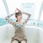 Kaho Mizutani Instagram - 富士山見えるかな？ の会話からのこのポーズ🗻 観覧車は年々怖くなります🎡 が、まだはしゃぐ余裕はあります。 11月3日のファンイベントまで、 2週間ちょっと。 もう25歳だよ！ 大人な水谷を是非観に来て下さいまし🐻 ストーリーのハイライトから チケット申し込みできます〜☺︎