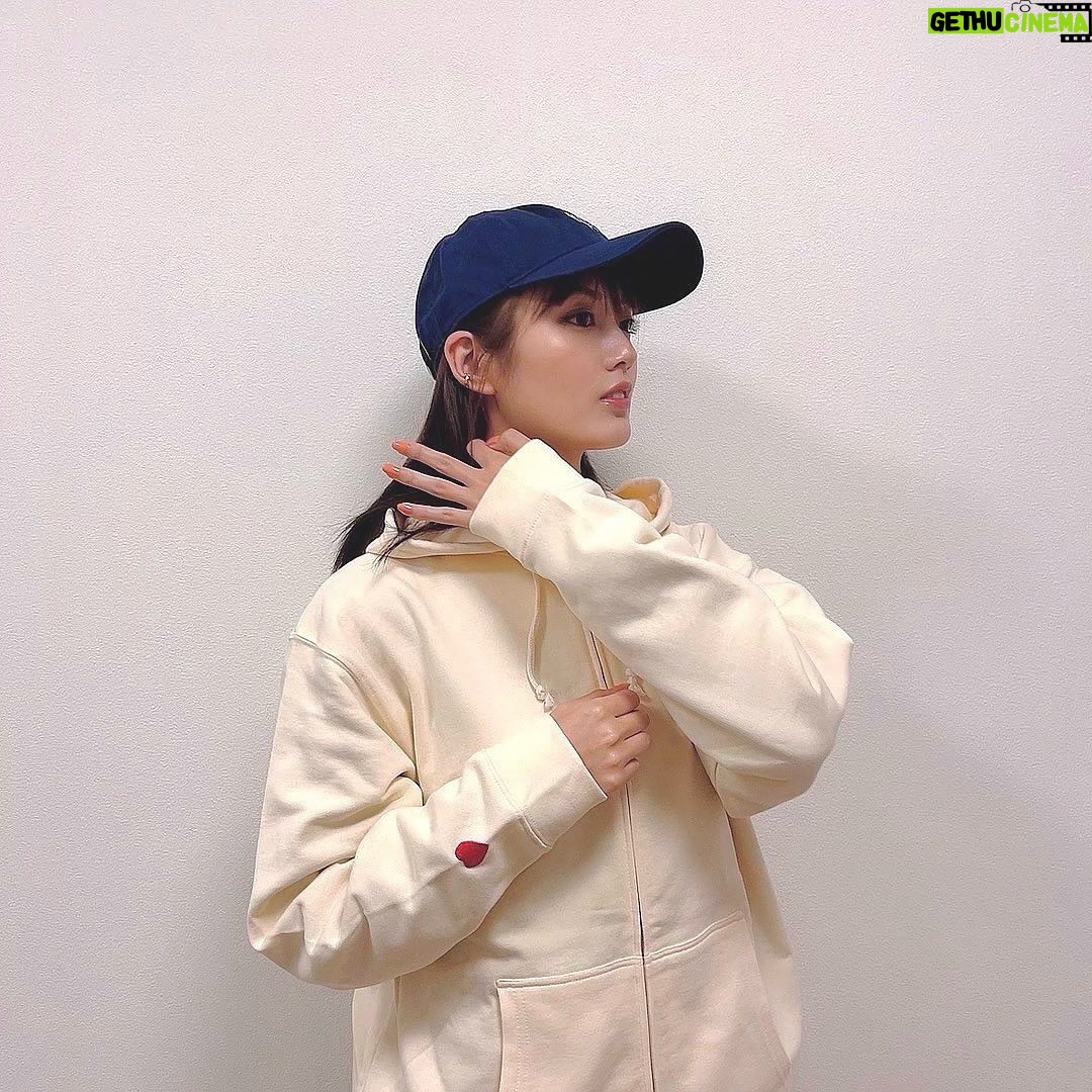 Kaho Mizutani Instagram - 💚 グッズ着てみたよ♡ ワンポイントのハートがかわいいパーカーと 誰でも似合うnavyキャップ🧢 みんなお揃いにしてね☺️