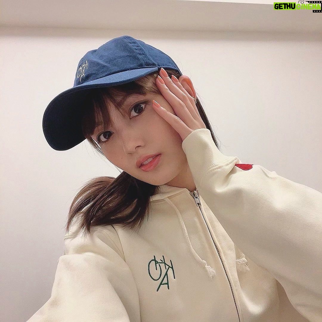 Kaho Mizutani Instagram - 💚 グッズ着てみたよ♡ ワンポイントのハートがかわいいパーカーと 誰でも似合うnavyキャップ🧢 みんなお揃いにしてね☺️