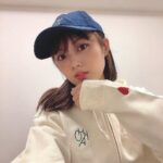 Kaho Mizutani Instagram - 💚 グッズ着てみたよ♡ ワンポイントのハートがかわいいパーカーと 誰でも似合うnavyキャップ🧢 みんなお揃いにしてね☺️