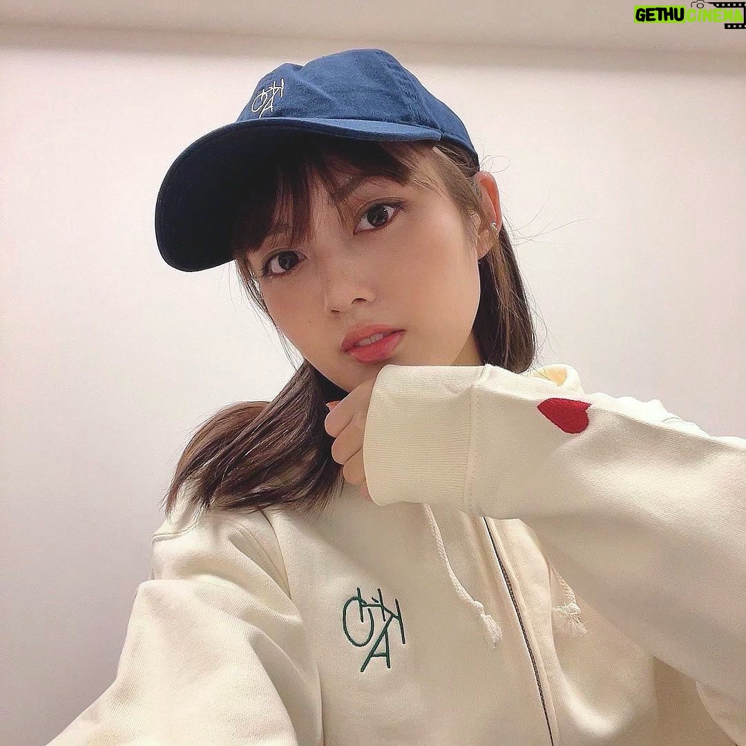 Kaho Mizutani Instagram - 💚 グッズ着てみたよ♡ ワンポイントのハートがかわいいパーカーと 誰でも似合うnavyキャップ🧢 みんなお揃いにしてね☺️