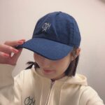 Kaho Mizutani Instagram - 💚 グッズ着てみたよ♡ ワンポイントのハートがかわいいパーカーと 誰でも似合うnavyキャップ🧢 みんなお揃いにしてね☺️
