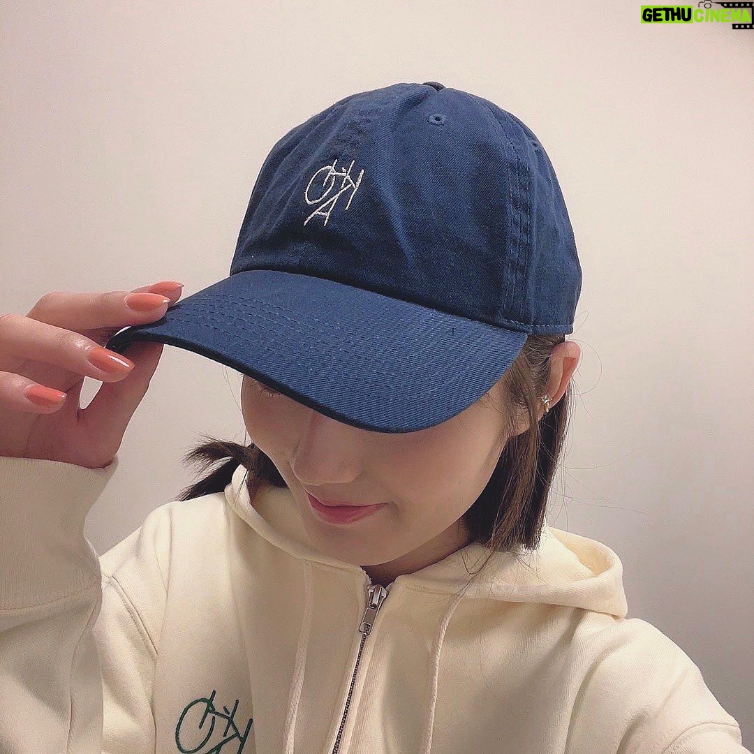 Kaho Mizutani Instagram - 💚 グッズ着てみたよ♡ ワンポイントのハートがかわいいパーカーと 誰でも似合うnavyキャップ🧢 みんなお揃いにしてね☺️
