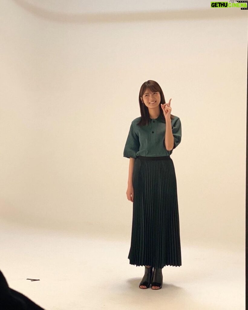 Kaho Mizutani Instagram - ロト・ナンバーズ「超」的中法 3月号の表紙をやらせてていただきました！ 今年のラッキーカラーは緑らしく 緑一色のお衣装💚🍏 春までに億狙い！！