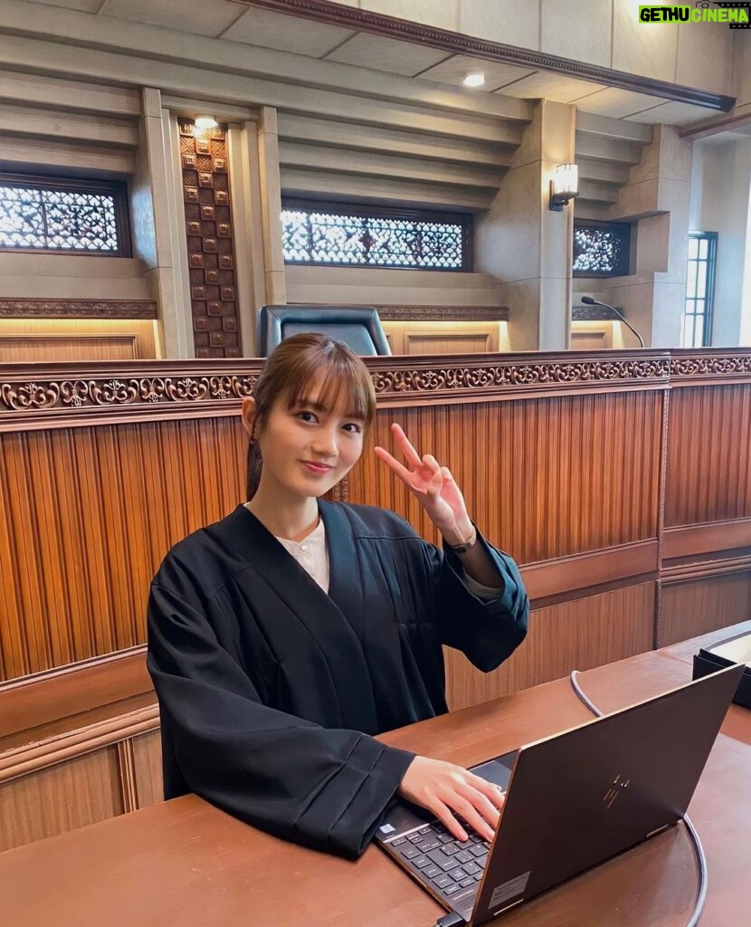Kaho Mizutani Instagram - 今夜９時〜スペシャルドラマ 「イチケイのカラススペシャル」が放送されます。 連ドラから1年後の世界。 糸子も事務官から書記官へ！ 初めての法廷と法服がとっても嬉しかった☺︎ 映画と合わせて、是非ご覧下さい✨