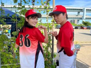 Kaho Mizutani Instagram - 本日映画「イチケイのカラス」公開です✨
豪華なキャストを迎え、さらにパワーアップしたイチケイを是非劇場でご覧下さい！
糸子のユニフォームが、育三郎さんナンバーの36でした🫢✨

そして本日、初日舞台挨拶に登壇する予定でしたが、コロナウイルス陽性により参加できませんでした。
楽しみにして下さっていた皆様、関係者の皆様、大切な日に申し訳ありません。
早く元気な姿を見せられるよう、しっかりと療養します。

お家からの呼び掛けになってしまいますが、映画「イチケイのカラス」よろしくお願いします🙇‍♂️✨