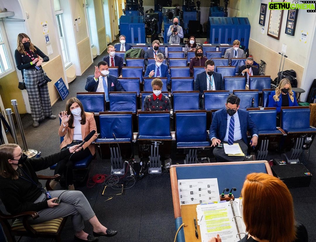 Kaitlan Collins Instagram - The return of the scaled-back briefing room. The White House press corps is now down to 14 seats from 49 due to the Omicron variant. Via @nytmills.