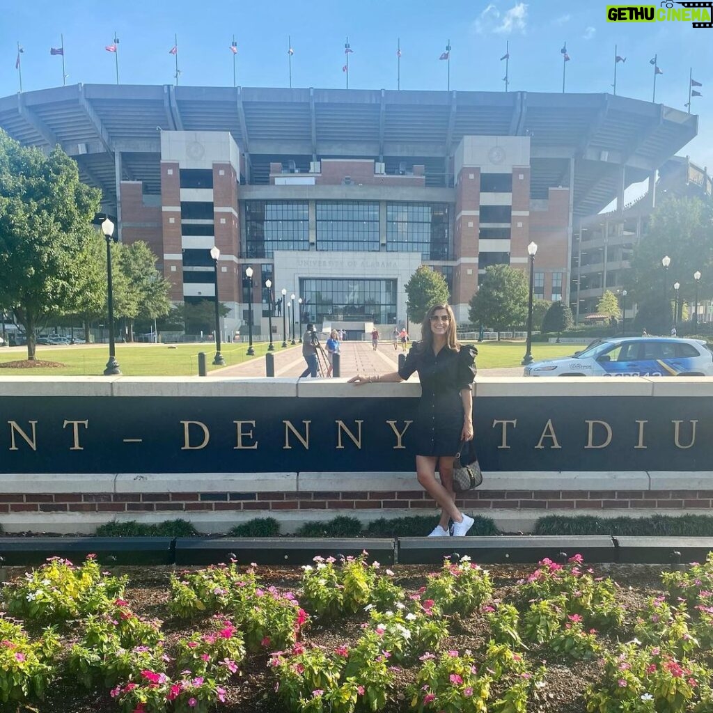 Kaitlan Collins Instagram - Best weekend with the best dad watching the best team in college football. #OleMess #WillAndersonFanClub Bryant–Denny Stadium