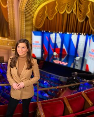 Kaitlan Collins Instagram - Not pictured: my snow boots. In Milwaukee for President Biden’s first town hall since taking office. Tune in to @cnn at 9 EST. ⭐️ 📷: @jasonhoffman93