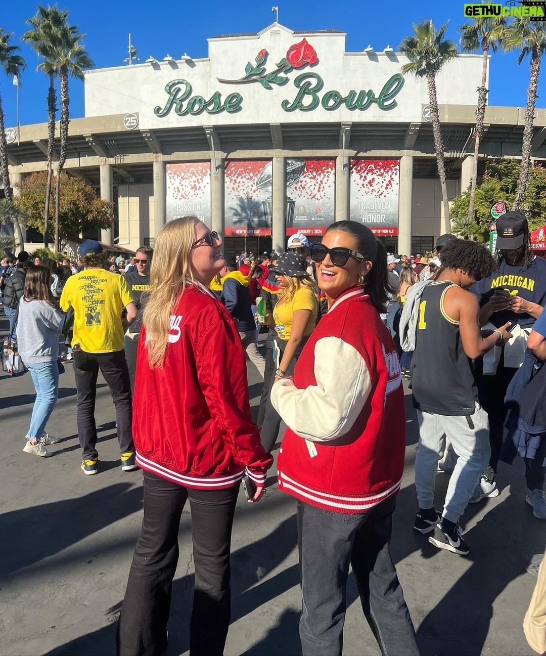 Kaitlan Collins Instagram - No signs were stolen in the making of this photo. #SpecialTeamsForever #SeeYouNextSeason #WillReichardForPrez 🫶 Rose Bowl Stadium