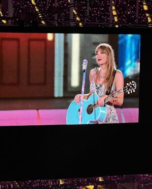 Kaitlan Collins Instagram - Had an amazing time with 70,239 of my closest friends at the Taylor Swift concert. 💫 (With a major thanks to @sarasidnertv for making it happen!!)