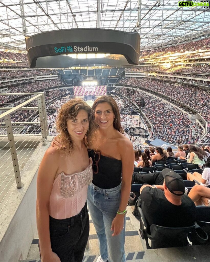 Kaitlan Collins Instagram - Had an amazing time with 70,239 of my closest friends at the Taylor Swift concert. 💫 (With a major thanks to @sarasidnertv for making it happen!!) SoFi Stadium