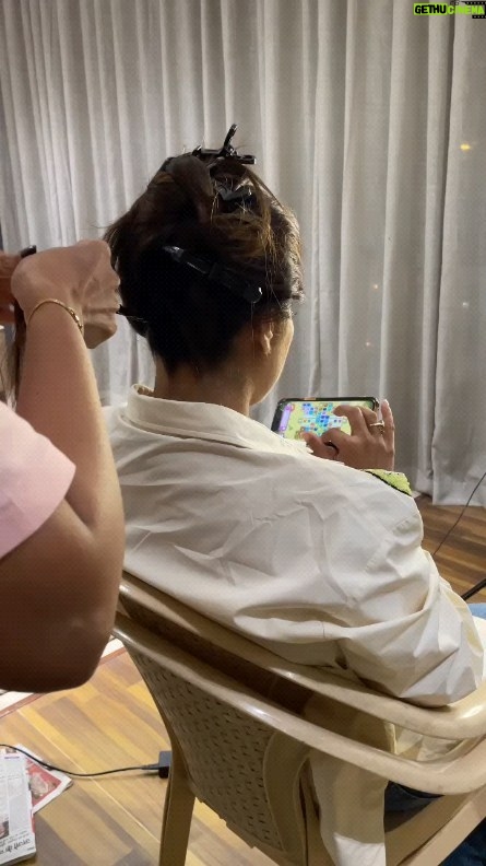 Kajol Instagram - Crushing candies like a BOSS.. 😎😎 #candycrusher #multitasking #neverbored #bossladies