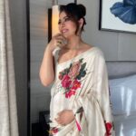 Kajol Instagram – Sun’s out, puns out!
#sareelove #sunkissed #dubai #sharjahbookfair
#spreadingjoy
#sareenotsorry
