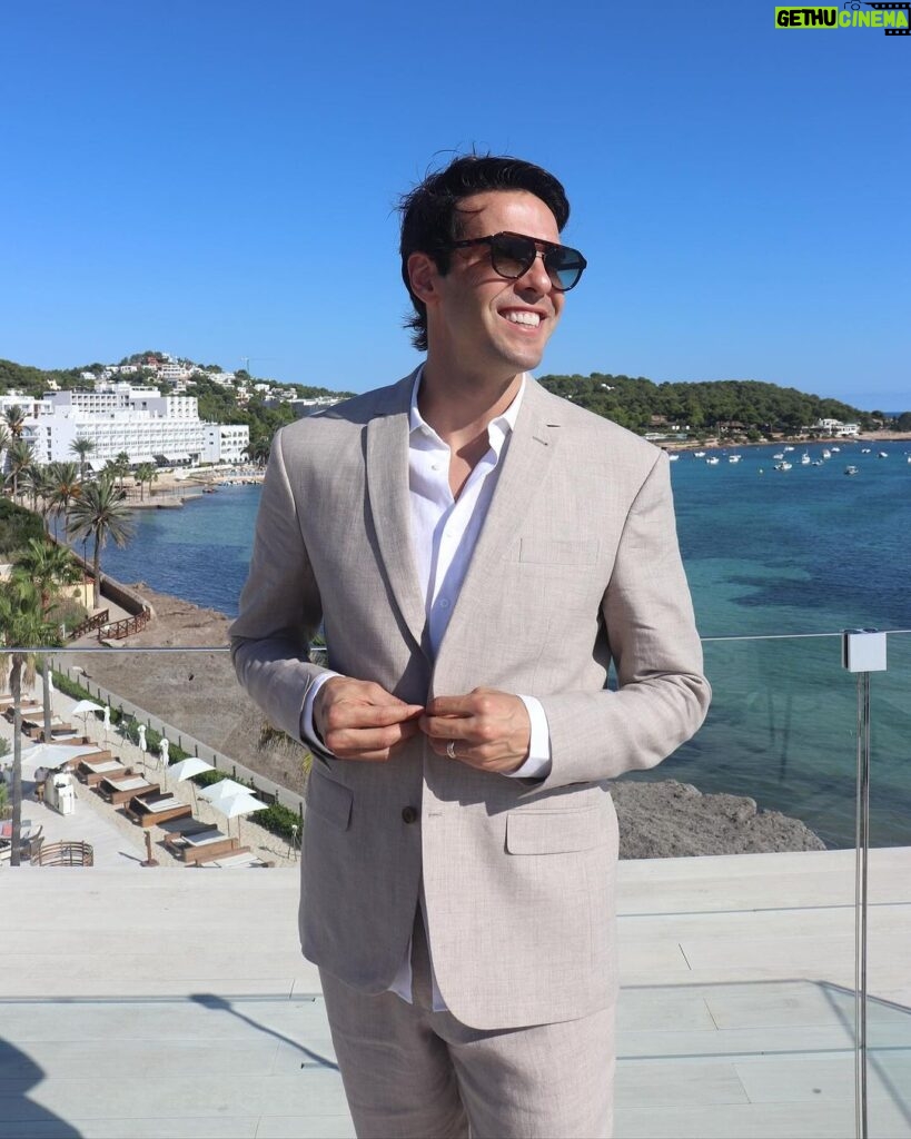 Kaká Instagram - Minha melhor companhia @carolbatistaleite ❤️♾️ 👔 @ricardoalmeidaoficial #crwedding