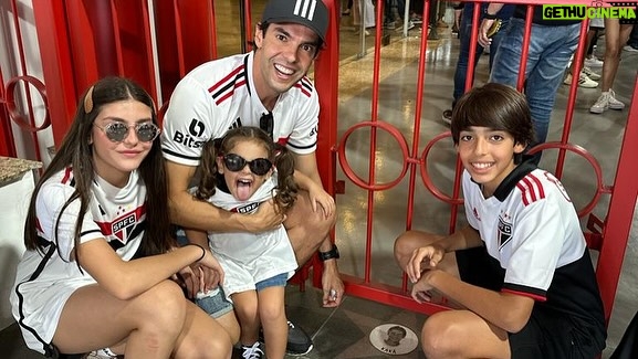 Kaká Instagram - Porque @saopaulofc é sentimento , que jamais acabará!! Eu te amo tricolor ❤️🤍🖤 Te amo futebol ⚽️ Estádio do Morumbi