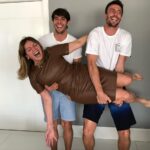 Kaká Instagram - Vamos celebrar a vida das mamães, representadas aqui por essas duas, que tenho o privilégio de conviver diariamente. Minha querida esposa @carolbatistaleite ❤️ uma mãe amorosa, dedicada, paciente e sensível a cada necessidade. E a minha MÃE @simoneleite que me conhece a 41 anos, vamos a cada dia fortalecendo esse vínculo de amor eterno ❤️ E a todas as MAMÃES, que vocês sejam sempre honradas pelos seus filhos e filhas, que continuem ensinando e inspirando que dar é melhor do que receber, que amar é se doar sem querer nada em troca. Que Deus abençoe vocês com muita fé, esperança e amor Feliz dia das MÃES!!!!