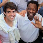 Kaká Instagram - Em toda minha vida eu sempre tive o orgulho e a honra de receber muito carinho e respeito em todos os lugares que estive, principalmente do povo brasileiro. Durante a Copa do Mundo, uma declaração minha foi feita dentro de um contexto, mas infelizmente se espalhou como uma crítica a todo o povo. Nunca foi essa a minha intenção. Nem poderia ser, principalmente pelo fato do povo brasileiro ter sempre me tratado com muito amor. Eu me referia apenas às pessoas que, naquele momento, torciam contra um ídolo da Seleção. Errei na forma deselegante que citei um amigo, mas já me desculpei, seguimos juntos em frente. Essa declaração novamente foi lembrada agora por ocasião do falecimento e velório do nosso querido Rei Pelé, pessoa que tenho uma admiração enorme, e que recebi de suas mãos o maior prêmio individual da minha carreira. Naquela noite, disse que só mesmo ele poderia tornar aquele momento ainda melhor. Como brasileiro e amante do futebol, meu respeito e admiração permanecerão e sinto demais não ter ido para Santos. Tive a oportunidade de homenagear o Rei em vida algumas vezes, entre elas, uma conversa apenas entre nós, promovida gentilmente por seu filho. Foi mais um momento especial, entre outros, que guardarei em meu coração. Durante a Copa do Mundo, propus ao presidente da FIFA a atribuição do nome Pelé a um dos prêmios concedidos pela FIFA na sua gala anual e torço para que assim aconteça. Minha solidariedade e respeito a sua família são eternos, assim como a sua história, as homenagens e reconhecimento são feitos de diversas formas. O dever continua, e continuarei trabalhando pelo desenvolvimento do futebol brasileiro, apoiando as próximas gerações, afinal, além do reconhecimento, o legado do rei passa pela continuidade. Por fim, gostaria de ressaltar meu amor pelo Brasil, pelo povo brasileiro e agradecer todo o enorme carinho que sempre recebi de todos vocês. Muito obrigado. Kaká Crédito da foto: Simon Stacpoole/Offside/Presse Sports