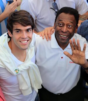 Kaká Instagram - Em toda minha vida eu sempre tive o orgulho e a honra de receber muito carinho e respeito em todos os lugares que estive, principalmente do povo brasileiro.

Durante a Copa do Mundo, uma declaração minha foi feita dentro de um contexto, mas infelizmente se espalhou como uma crítica a todo o povo. Nunca foi essa a minha intenção. Nem poderia ser, principalmente pelo fato do povo brasileiro ter sempre me tratado com muito amor. Eu me referia apenas às pessoas que, naquele momento, torciam contra um ídolo da Seleção. Errei na forma deselegante que citei um amigo, mas já me desculpei, seguimos juntos em frente. 

Essa declaração novamente foi lembrada agora por ocasião do falecimento e velório do nosso querido Rei Pelé, pessoa que tenho uma admiração enorme, e que recebi de suas mãos o maior prêmio individual da minha carreira. Naquela noite, disse que só mesmo ele poderia tornar aquele momento ainda melhor. Como brasileiro e amante do futebol, meu respeito e admiração permanecerão e sinto demais não ter ido para Santos.

Tive a oportunidade de homenagear o Rei em vida algumas vezes, entre elas, uma conversa apenas entre nós, promovida gentilmente por seu filho. Foi mais um momento especial, entre outros, que guardarei em meu coração. 

Durante a Copa do Mundo, propus ao presidente da FIFA a atribuição do nome Pelé a um dos prêmios concedidos pela FIFA na sua gala anual e torço para que assim aconteça.

Minha solidariedade e respeito a sua família são eternos, assim como a sua história, as homenagens e reconhecimento são feitos de diversas formas. O dever continua, e continuarei trabalhando pelo desenvolvimento do futebol brasileiro, apoiando as próximas gerações, afinal, além do reconhecimento, o legado do rei passa pela continuidade. 

Por fim, gostaria de ressaltar meu amor pelo Brasil, pelo povo brasileiro e agradecer todo o enorme carinho que sempre recebi de todos vocês. 
Muito obrigado. 

Kaká

Crédito da foto: Simon Stacpoole/Offside/Presse Sports