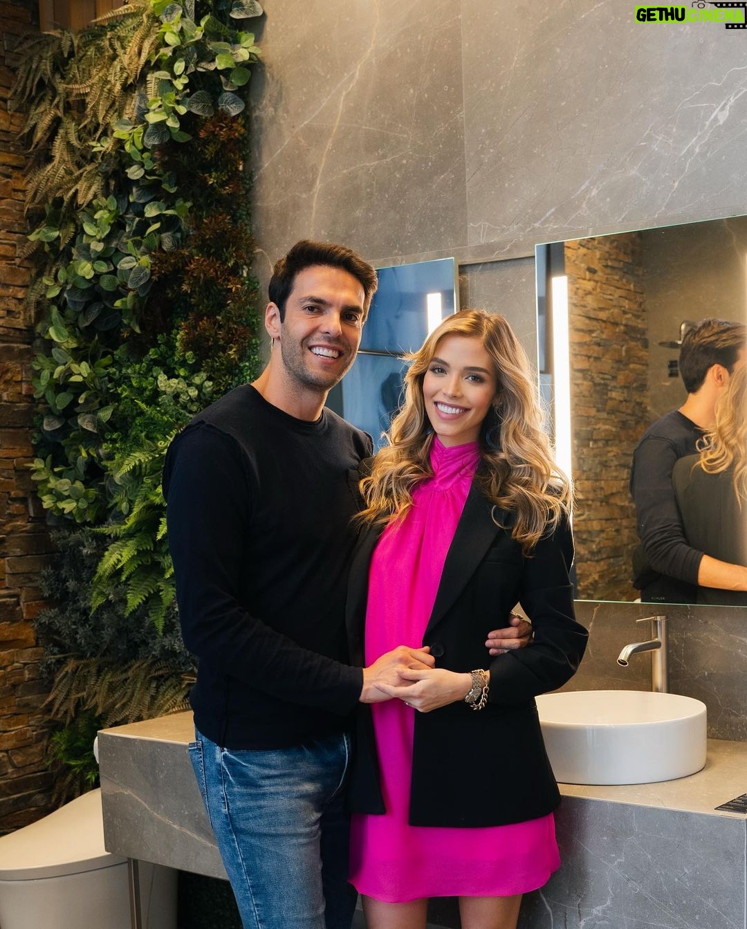 Kaká Instagram - Estamos no paraíso das louças e metais escolhendo os produtos para a casa nova. A @kohlerbrasil oferece a solução completa para o seu banheiro e cozinha, se você está construindo ou reformando precisa visitar a Kohler Experience Center!