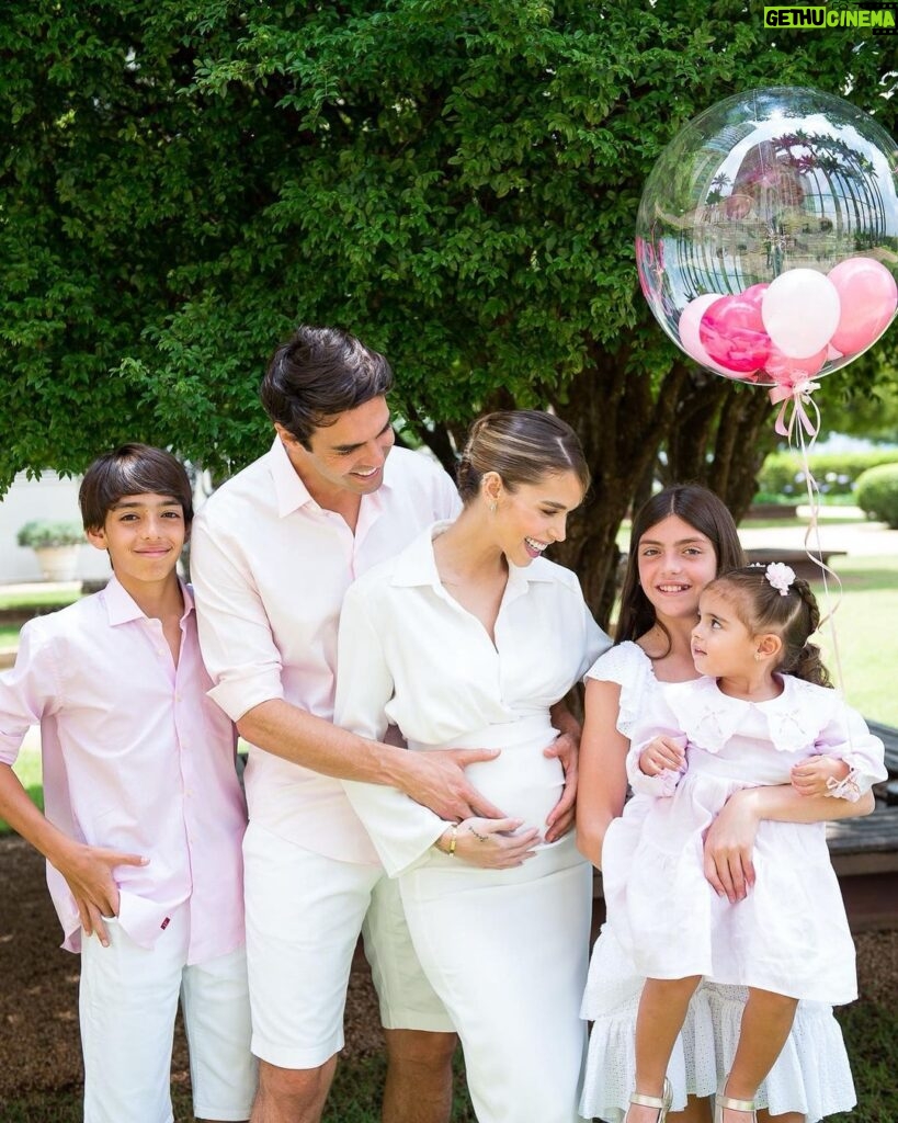 Kaká Instagram - Baby Sarah ❤️!!! Já tão querida e amada Eita família grande 👩🏼‍❤️‍👨🏻👦🏻👧🏻👶🏻👶🏻 Oh Glória 🙌🏼🙌🏼🙌🏼🙌🏼 #VemSarah Somos gratos pela sua vida 📸 @funkidsfotografia
