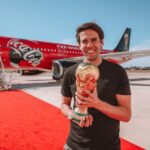 Kaká Instagram - Ladies and gentleman, the legendary #FIFAWorldCup Trophy 🤩 #BelievingIsMagic #TrophyTour Dallas, Texas