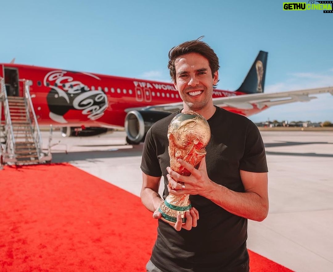 Kaká Instagram - Ladies and gentleman, the legendary #FIFAWorldCup Trophy 🤩 #BelievingIsMagic #TrophyTour Dallas, Texas