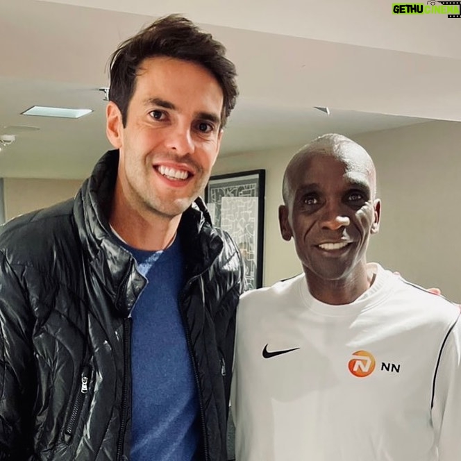 Kaká Instagram - Running a Marathon is one of a few sports where an amateur athlete has the privilege to be on the same “field” with elite pro athletes. Last Sunday, I was honored to run my first marathon where @kipchogeeliud broke his world record, completing a full marathon in 2:01:09h. Congratulations, Legend, for everything you have done for the sport! I wish you great success in your following challenges!! Berlin