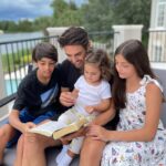 Kaká Instagram - “Ensina a criança no caminho em que deve andar, e, ainda quando for velho, não se desviará dele.” Provérbios 22:6 Queridos pais, se nós não ensinarmos UM caminho para nossos filhos, alguém vai ensinar QUALQUER caminho pra eles. Aqui em casa a escolha foi por ensinar o CAMINHO, A VERDADE E A VIDA, que é JESUS. E a oração é pra que quando forem velhos, não se desviem dEle. Feliz dia dos PAIS !!! #Luca #Bella #Esther 📸 @diasleite