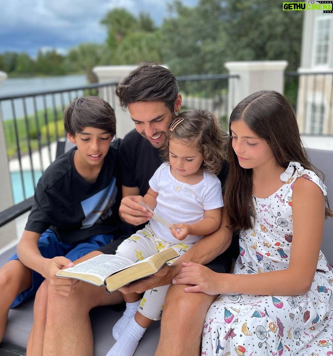 Kaká Instagram - “Ensina a criança no caminho em que deve andar, e, ainda quando for velho, não se desviará dele.” Provérbios 22:6 Queridos pais, se nós não ensinarmos UM caminho para nossos filhos, alguém vai ensinar QUALQUER caminho pra eles. Aqui em casa a escolha foi por ensinar o CAMINHO, A VERDADE E A VIDA, que é JESUS. E a oração é pra que quando forem velhos, não se desviem dEle. Feliz dia dos PAIS !!! #Luca #Bella #Esther 📸 @diasleite
