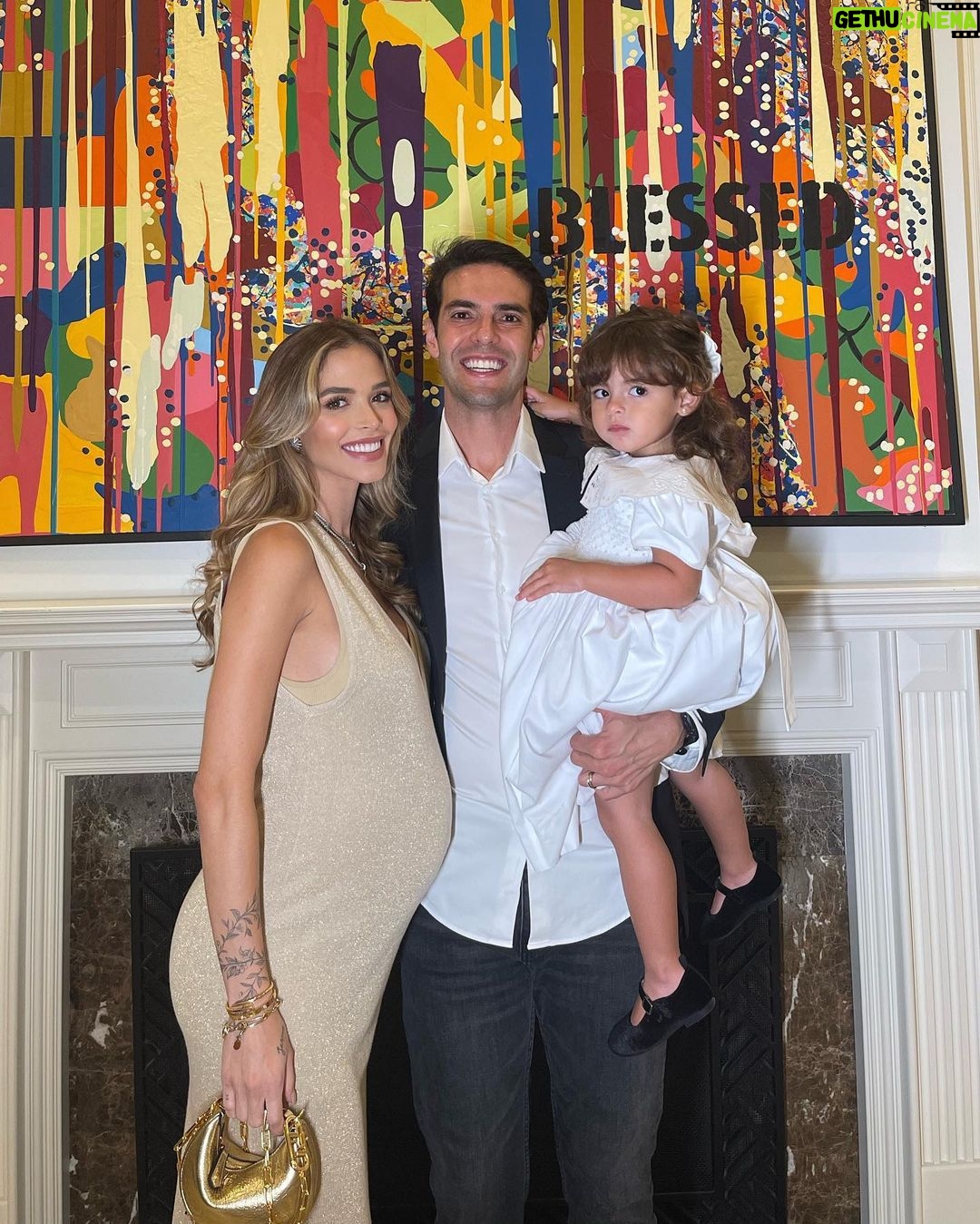 Kaká Instagram - Que 2023 seja um ano repleto de bençãos e gratidão por tudo que o Senhor faz em nossas vidas! Happy New Year!✨