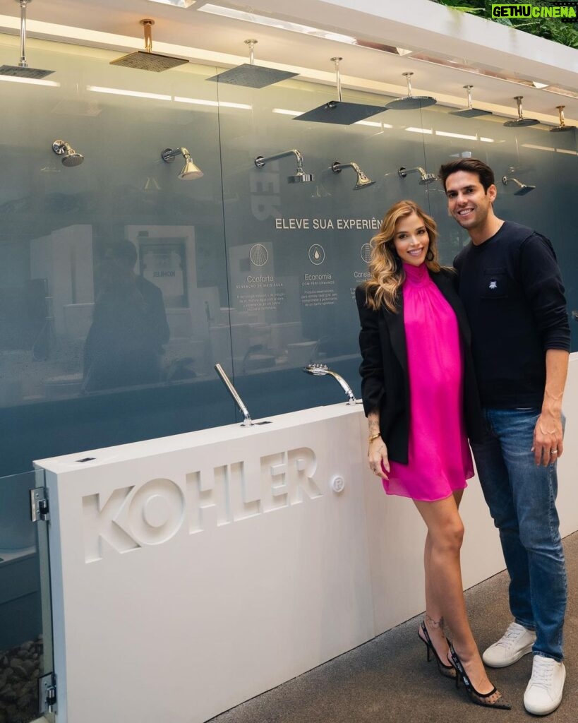 Kaká Instagram - Estamos no paraíso das louças e metais escolhendo os produtos para a casa nova. A @kohlerbrasil oferece a solução completa para o seu banheiro e cozinha, se você está construindo ou reformando precisa visitar a Kohler Experience Center!