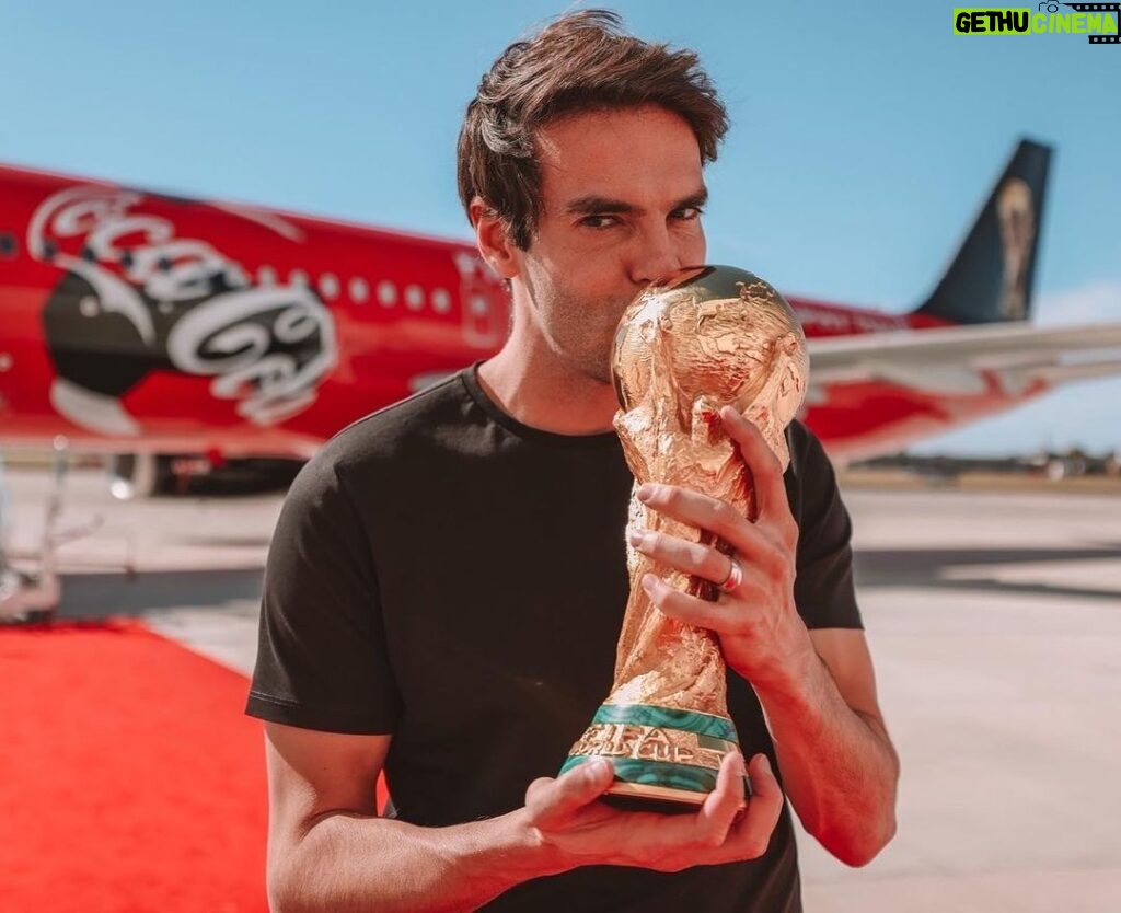 Kaká Instagram - Ladies and gentleman, the legendary #FIFAWorldCup Trophy 🤩 #BelievingIsMagic #TrophyTour Dallas, Texas