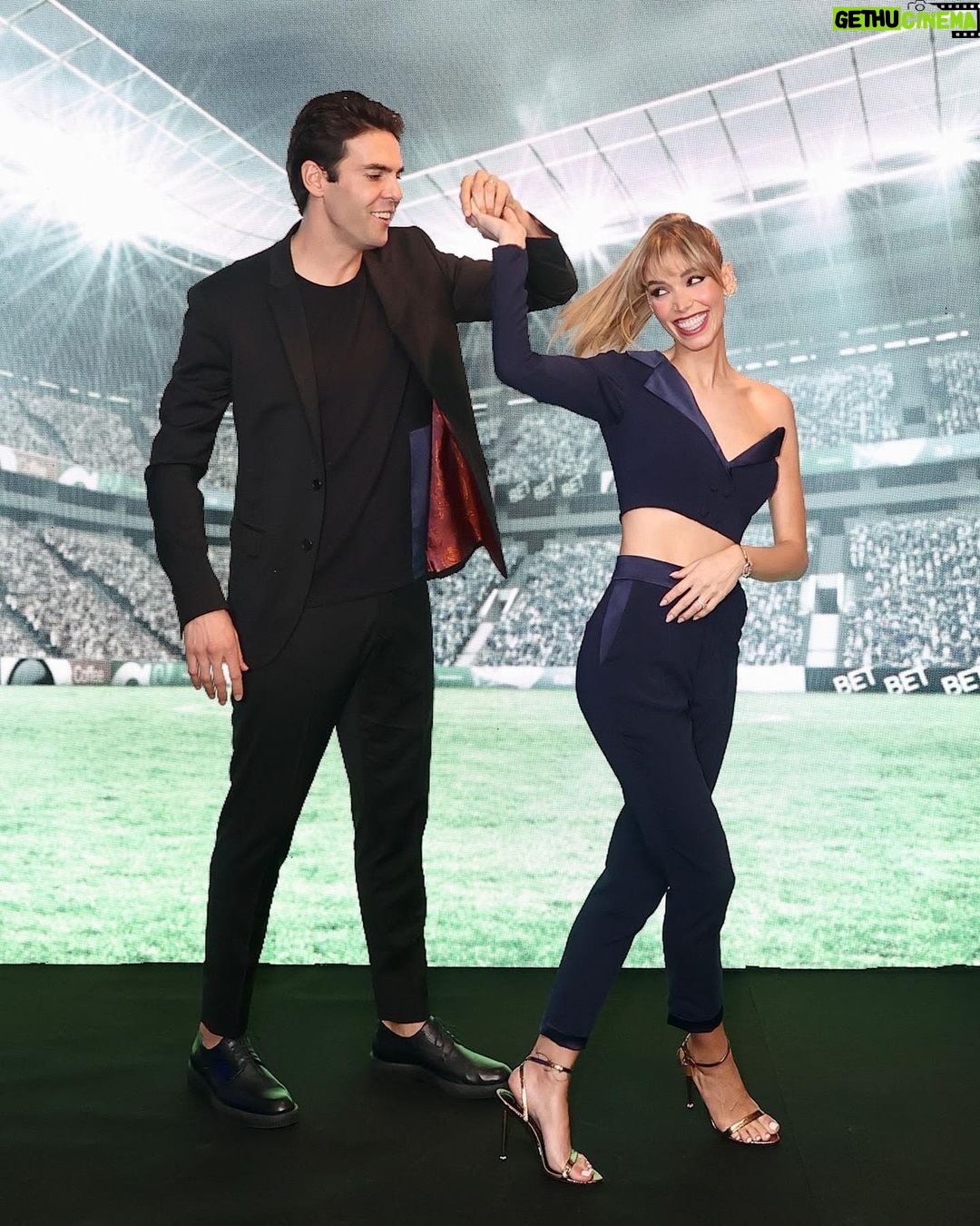 Kaká Instagram - 11.08 Dia de celebrar a vida dessa mulher maravilhosa. Uma das coisas mais legais do nosso relacionamento é que a gente ama estar junto. Fazemos tudo junto, sonhamos, fazemos planos, no tempo livre, nas viagens, no trabalho, no cuidado com nossos filhos, em orações e na comunhão com Deus. @diasleite é minha esposa, é parceira, é amiga, é minha aliada, amor da minha vida. Que o Senhor te cubra de bençãos, que você repouse debaixo das asas de Deus, que o Espirito te envolva e te guie em todos os seus passos!! Te amo ❤️ ! Muito! Pra sempre ♾️