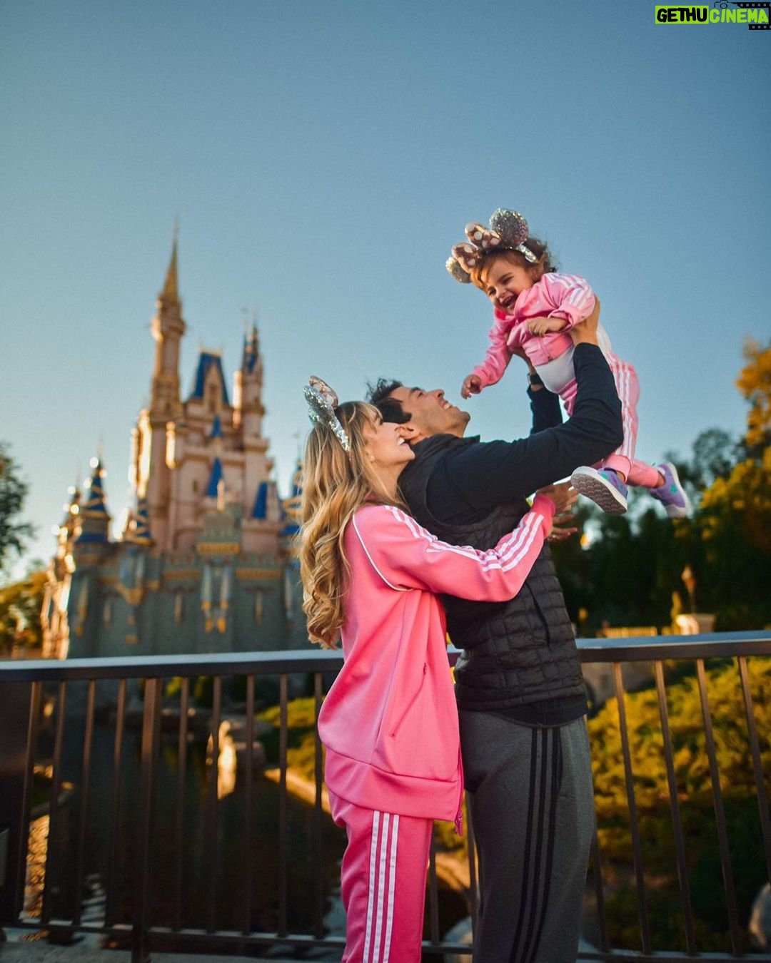 Kaká Instagram - 11.08 Dia de celebrar a vida dessa mulher maravilhosa. Uma das coisas mais legais do nosso relacionamento é que a gente ama estar junto. Fazemos tudo junto, sonhamos, fazemos planos, no tempo livre, nas viagens, no trabalho, no cuidado com nossos filhos, em orações e na comunhão com Deus. @diasleite é minha esposa, é parceira, é amiga, é minha aliada, amor da minha vida. Que o Senhor te cubra de bençãos, que você repouse debaixo das asas de Deus, que o Espirito te envolva e te guie em todos os seus passos!! Te amo ❤️ ! Muito! Pra sempre ♾️