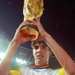 Kaká Instagram - 30.06.2002 Existe um, só um, que é capaz de fazer infinitamente mais do que pedimos ou pensamos. (Efésios 3:20) Nunca pensei ou imaginei que com 20 anos de idade eu estaria segurando esse trofeu. Hoje celebramos 20 anos dessa inesquecível conquista!!!