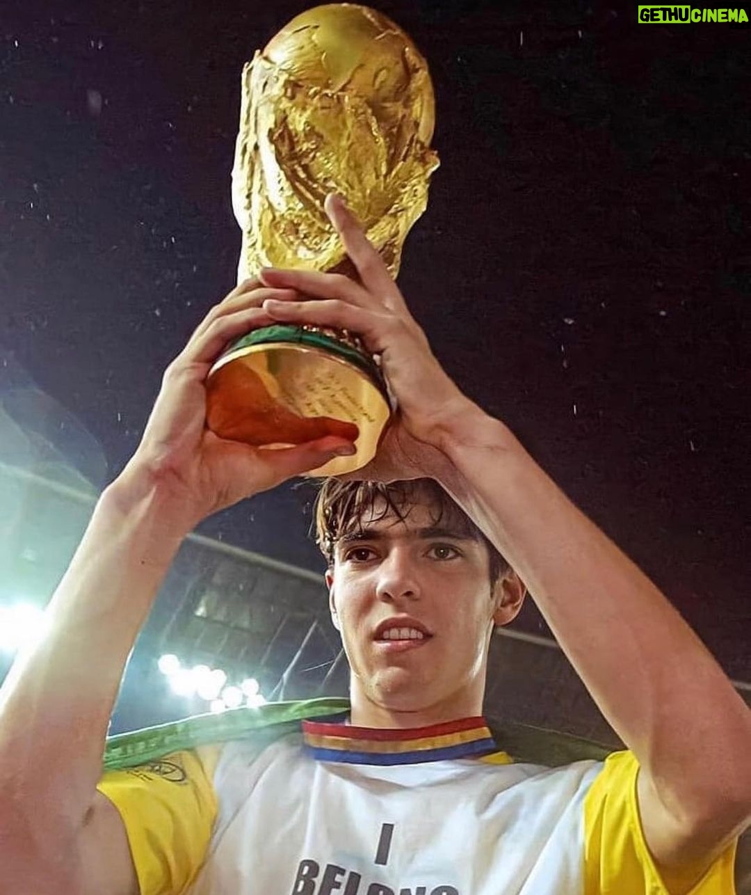 Kaká Instagram - 30.06.2002 Existe um, só um, que é capaz de fazer infinitamente mais do que pedimos ou pensamos. (Efésios 3:20) Nunca pensei ou imaginei que com 20 anos de idade eu estaria segurando esse trofeu. Hoje celebramos 20 anos dessa inesquecível conquista!!!
