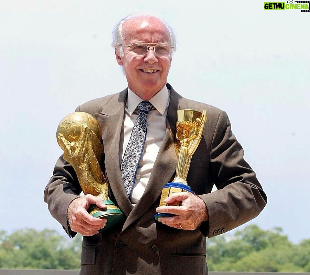 Kaká Instagram - Hoje é um dia muito triste para todos que amam o futebol. Professor Zagallo foi um exemplo de dedicação, talento e amor pelo Brasil e pela Seleção. Seu legado vai além dos incríveis números conquistados, sua influência é imensurável pro futebol brasileiro. Conversando há pouco com seu filho, pude relembrar momentos que vivemos juntos na Seleção e de como ele foi uma figura importante para minha carreira. Que Deus o receba em paz e de força para a família. @zagallooficial 🖤⚽️