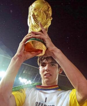 Kaká Instagram - É penta! Um dos dias mais especiais em minha vida que completa hoje, 21 anos. 
🇧🇷⭐️⭐️⭐️⭐️⭐️