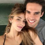 Kaká Instagram - Foto que acabamos de tirar do nosso dia dos namorados, sem produção, sem nada programado e sem grandes expectativas… Apenas eu e vc, matando as saudades em algumas horinhas que temos juntos enquanto as crianças não estão se pendurando em nós… Essa data é mais uma oportunidade para sermos o que somos há mais de 7 anos, dois apaixonados, imperfeitos, vivendo um amor real, que temos o compromisso de viver para sempre! Queremos viver juntos os dias mais mirabolantes, mas tb sabemos valorizar a simplicidade dos dias mais comuns! Nosso amor é muito mais que um sentimento, é uma decisão, uma escolha diária que fazemos um pelo outro! Feliz dia da sua melhor escolha! ❤️