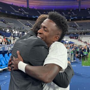 Kaká Instagram - Estamos com você @vinijr 🤜🏼🤛🏿❤️ 

No room for racism.
